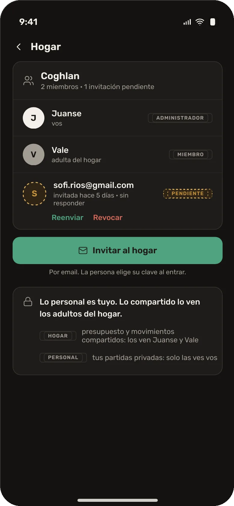 Pantalla del hogar con miembros, roles y una invitación pendiente.