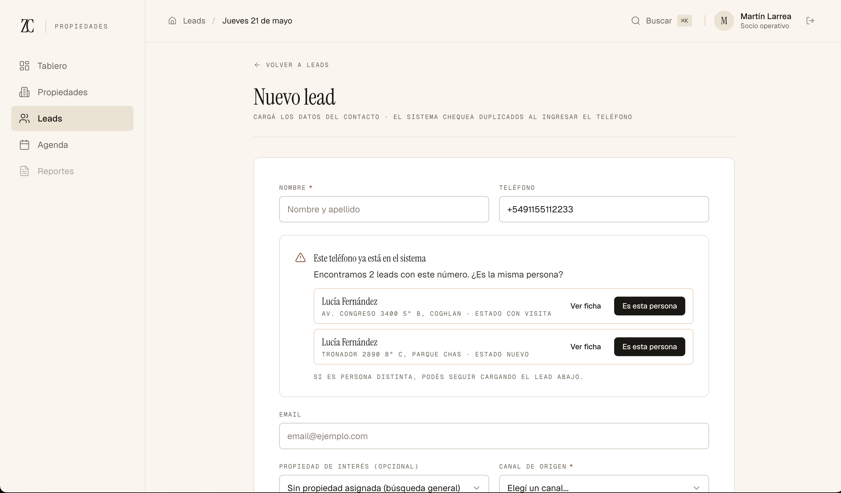 Form de carga de lead nuevo. Carolina escribe un teléfono que ya existe y aparece una alerta avisando del posible duplicado, con link directo a la ficha existente.