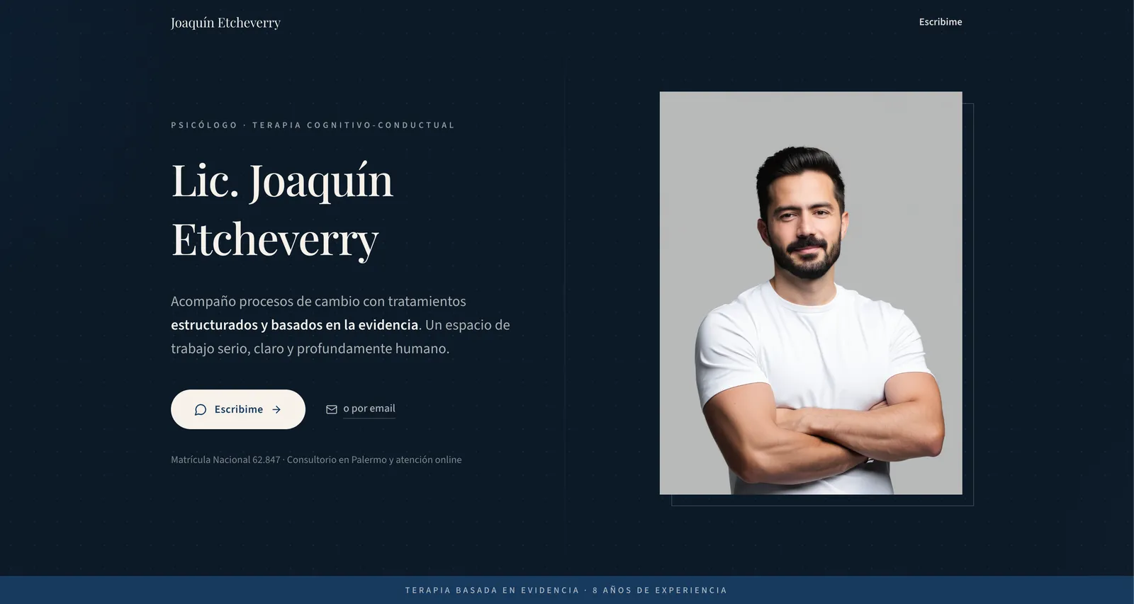 Hero del sitio del Lic. Joaquín Etcheverry, psicólogo de terapia cognitivo-conductual, con fondo azul oscuro y su retrato